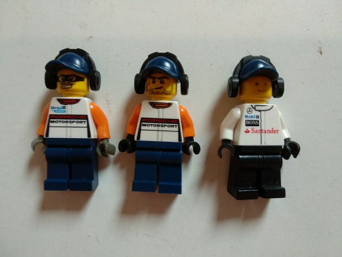 3 personnages Lego circuit automobile