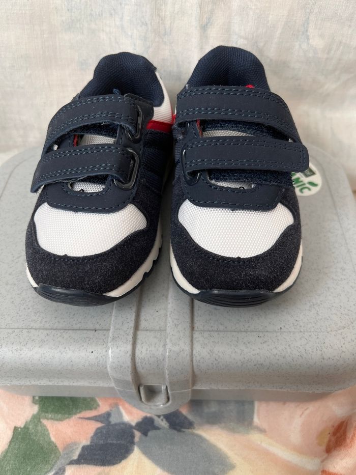 Paire de baskets taille 20 - photo numéro 2