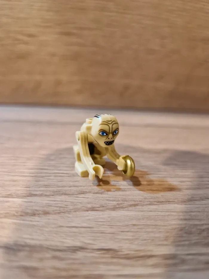 Figurine type lego Gollum avec l'anneau seigneur des anneaux