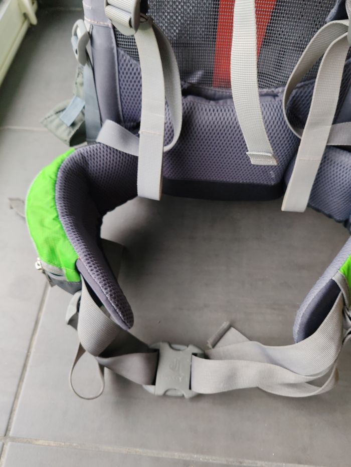 Porte bébé Deuteur Kid Comfort Air Vert avec Reposes Pieds et Housse de pluie - photo numéro 5