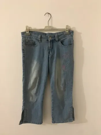 Jean capri bleu clair brodé – Taille 38