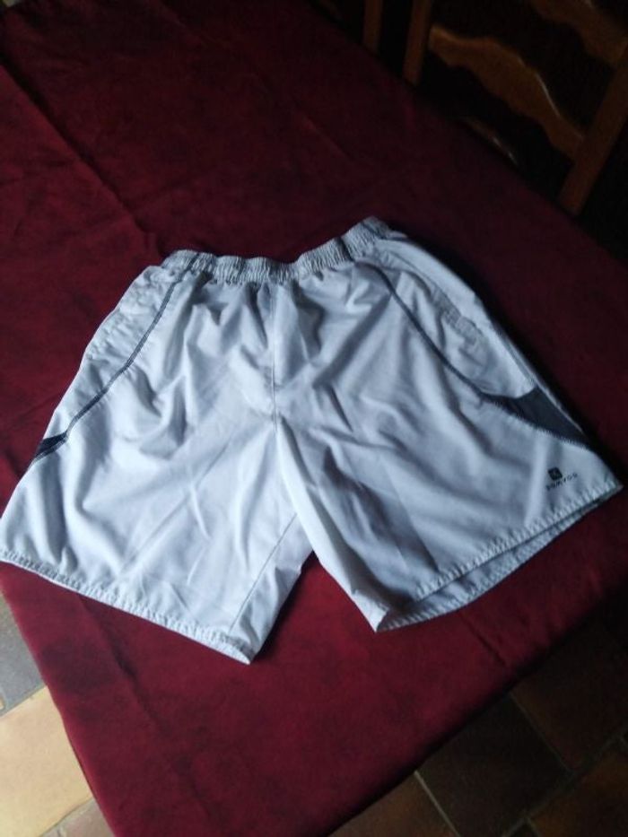 Short blanc domyos taille L neuf jamais porté