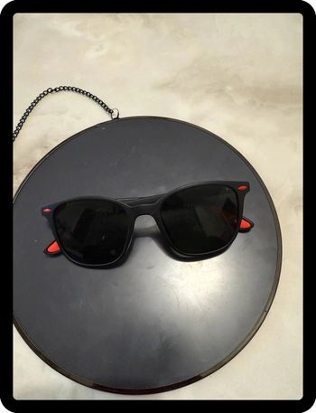 Lunette de soleil noire rouge