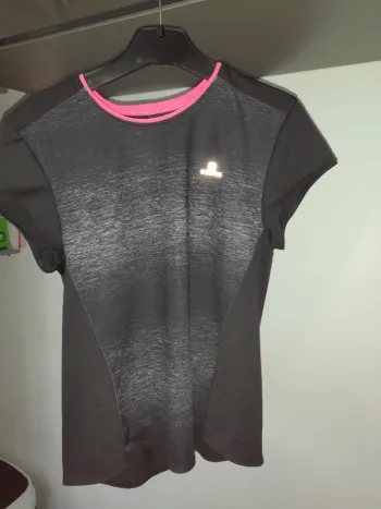 T shirt de sport. Taille 8 ans.decathlon