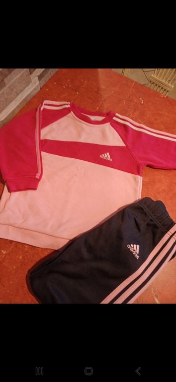 Survêtement Adidas fille taille 24 mois