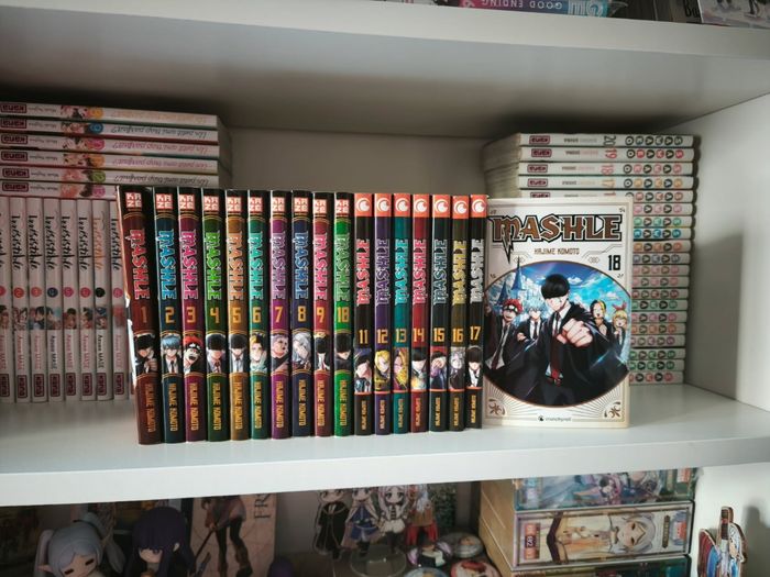 Intégrale Mashle 1-18 super état