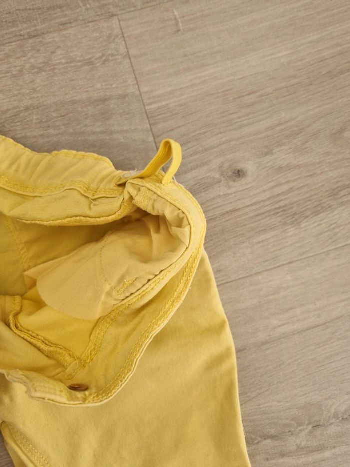 Short jaune - photo numéro 3