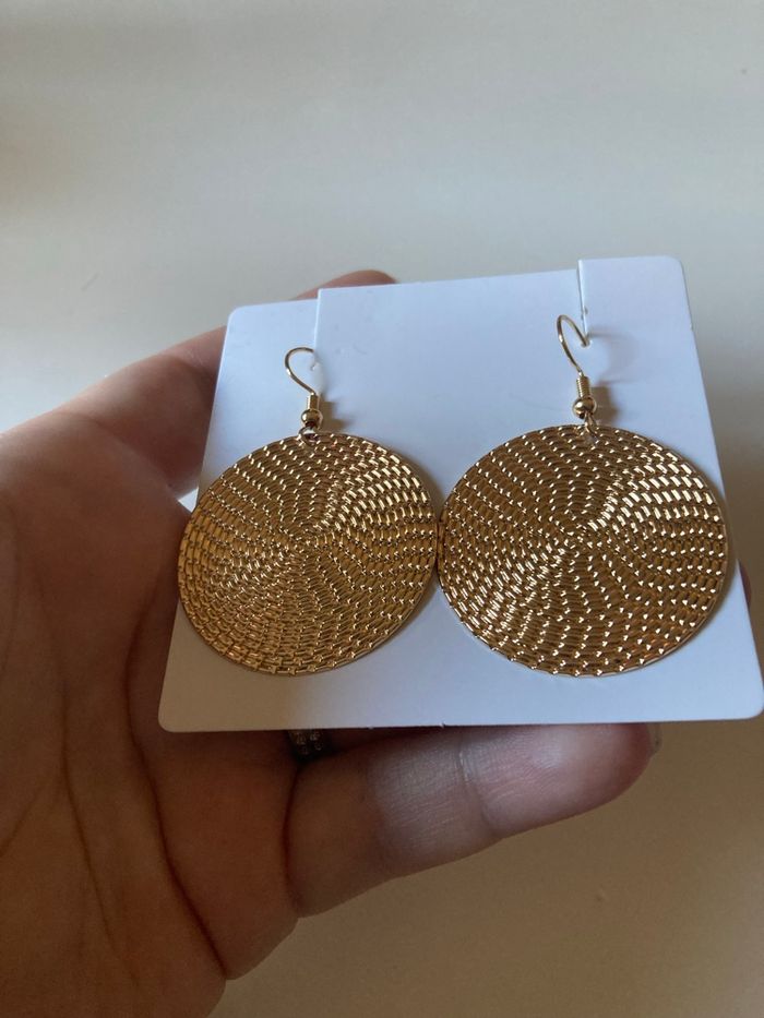Boucles d’oreilles NEUVES avec étiquette forme ronde couleur doré - photo numéro 5