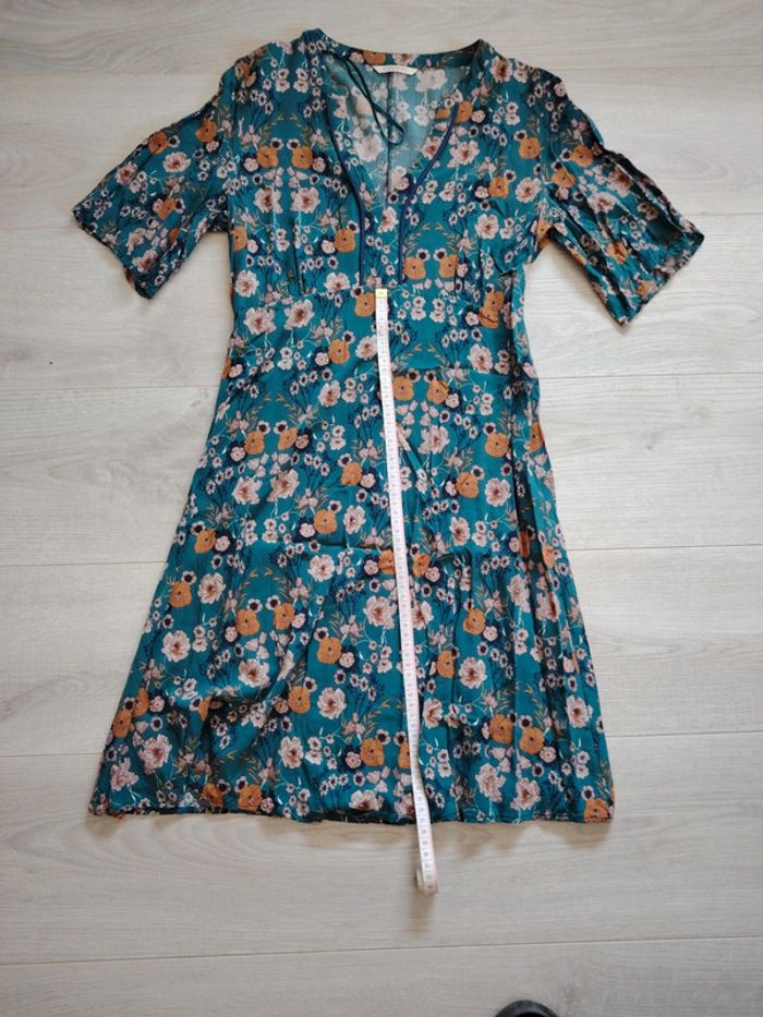 Robe courte fleurie. Taille 36. - photo numéro 3