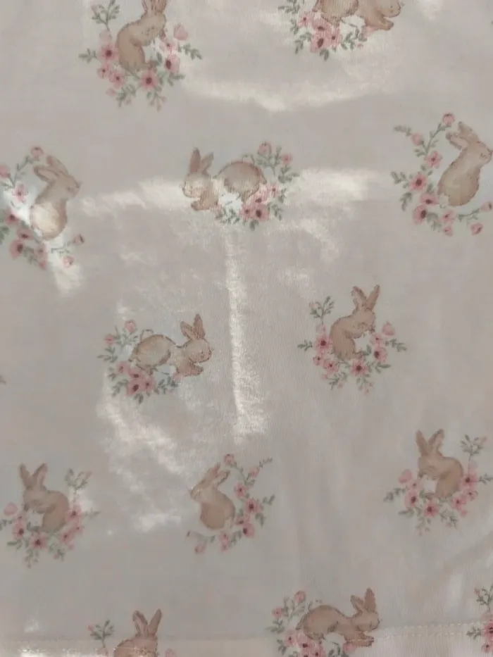 T-shirt blanc avec petits lapins - photo numéro 2