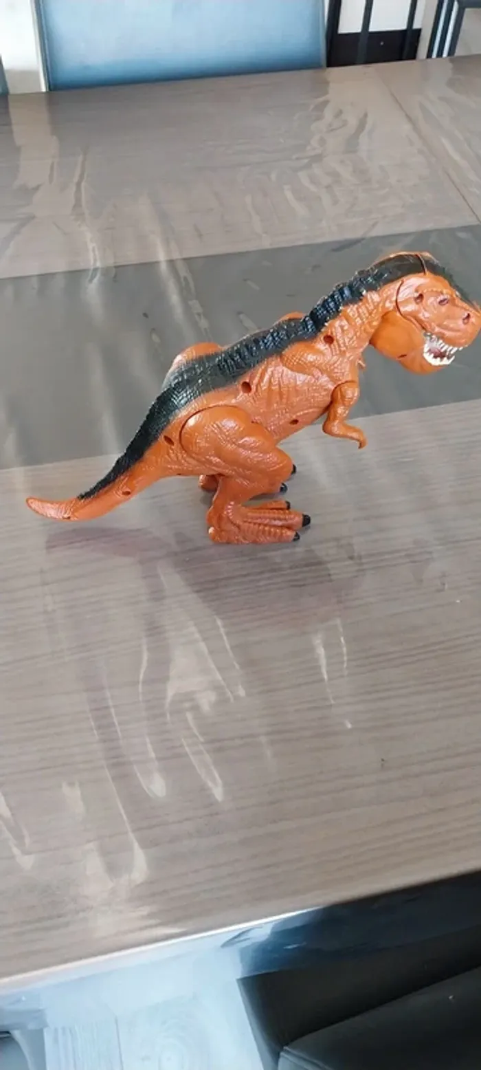 Dinosaure à piles très bon état