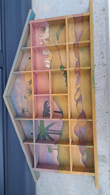 Étagère murale en bois décorée
