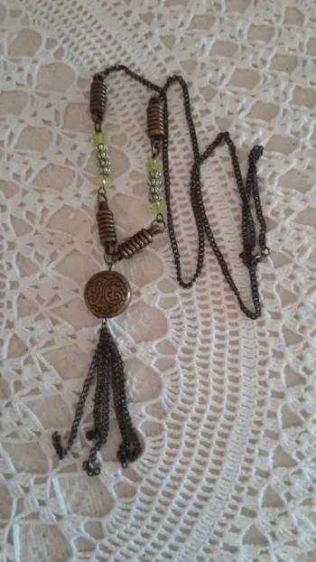 Collier long en couleur bronze, perles vertes claires