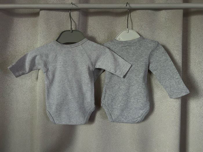 2 body croisés gris naissance Kiabi en parfait état - photo numéro 5
