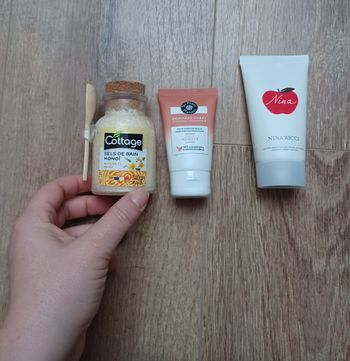 Lot de 3 produit de beauté (2 crèmes pour le corps+ sel de bain Monoi)  neuf