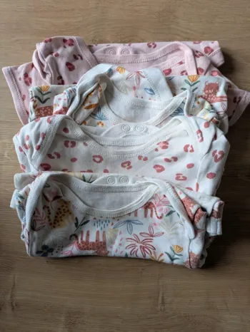 Lot de 4 bodies été manches courtes 9 mois