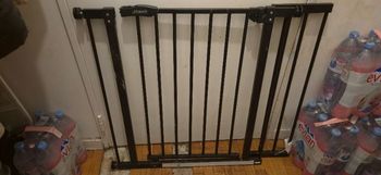 Barrière de sécurité Hauck avec rallonge incluse – bon état, vis manquante signalée