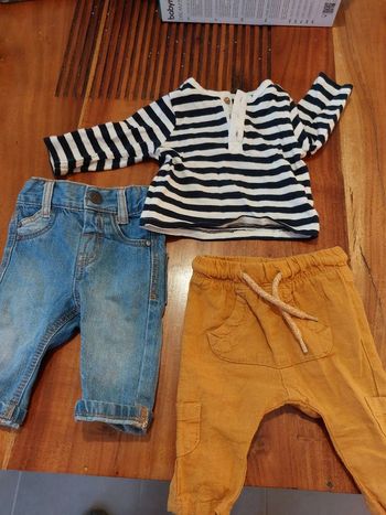 Lot 2 pantalons 1 tee shirt kiabi 1 mois