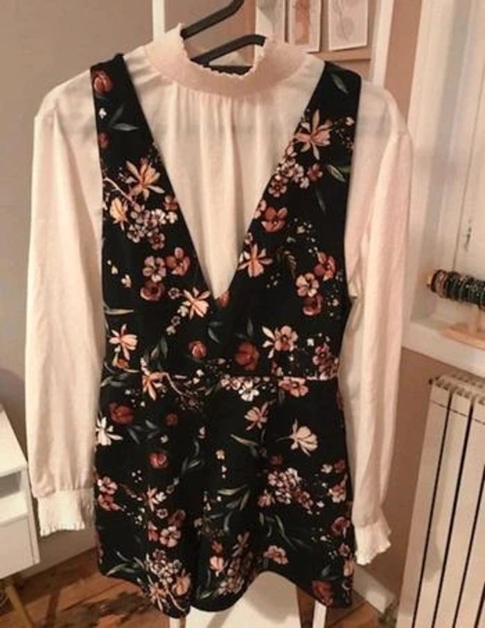 Combi-short chic noire à fleur cintrée