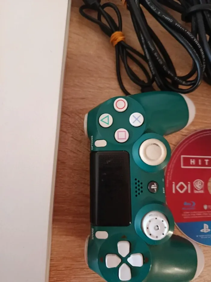 PS4 blanche avec manette officielle et 1 jeu - photo numéro 6