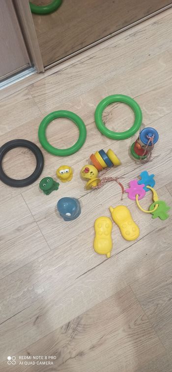 Lot de jouets bébé