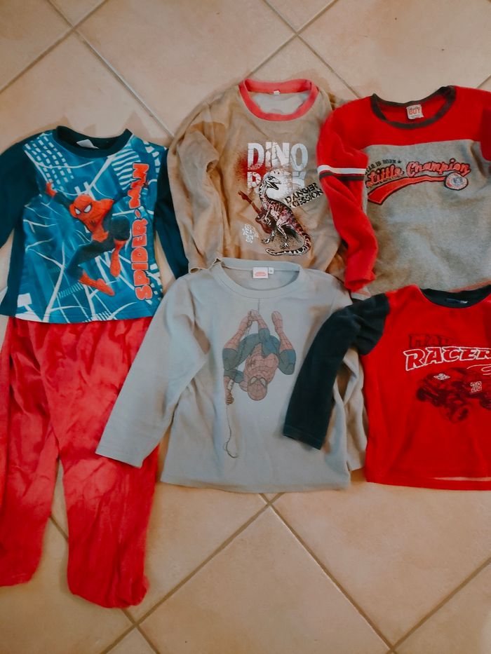 Lot de 5 hauts de pyjama dont 2 spiderman et un pantalon de pyjama taille 6 ans