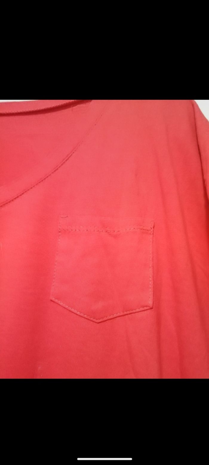 Beau tee shirt rouge col V. Taille 44/46 - photo numéro 2