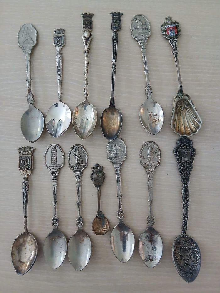 Lots de 13 petites cuilleres pour collectionneur en metal argente - photo numéro 11