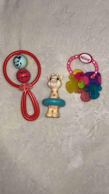 Lot de 2 hochets et 1 un anneau de dentition