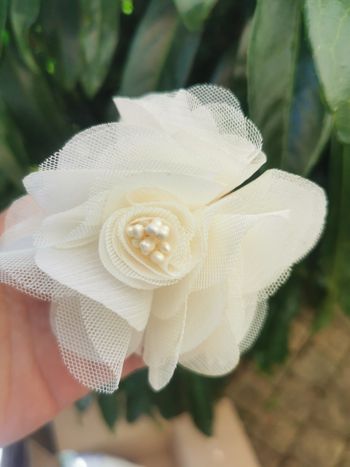 Broche fleur blanc en tulle centre en perles