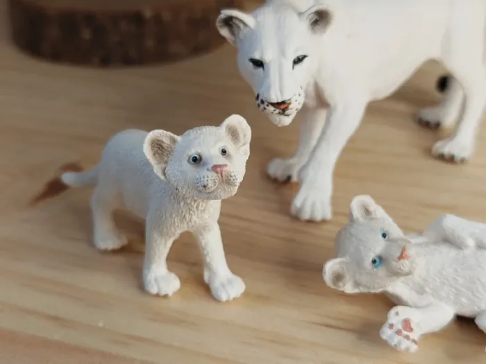 Schleich lionne Albinos et ses bébés Figurine animal de la savane - photo numéro 4