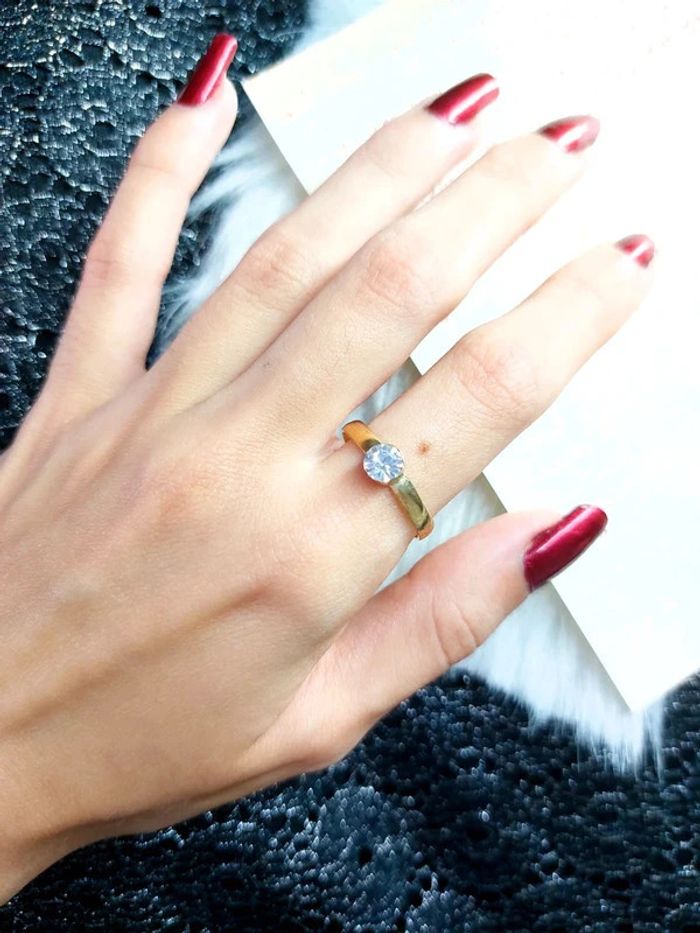 Magnifique bague discrète et raffinée. Pierre blanche. Ajustable - photo numéro 4