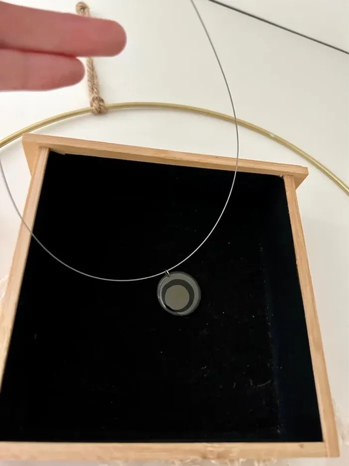 Superbe collier noir et gris pendentif rond sur fil argenté - photo numéro 6