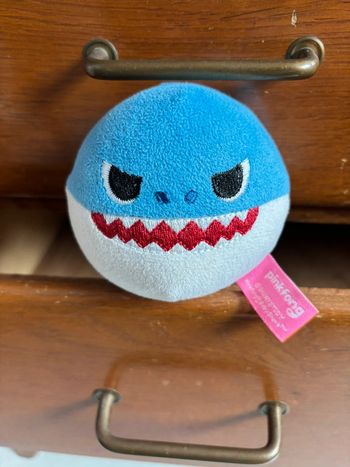 Balle peluche requin pink fond