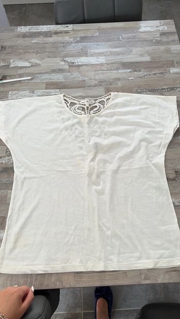 Tee-shirt blanche porte dentelle T46-48