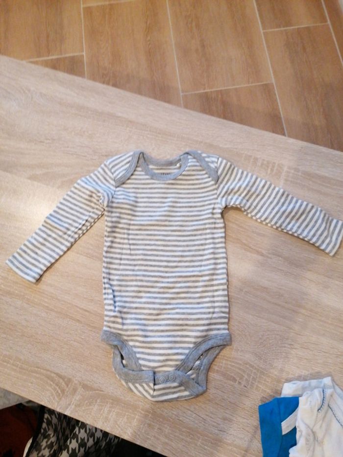 4 bodies - photo numéro 2