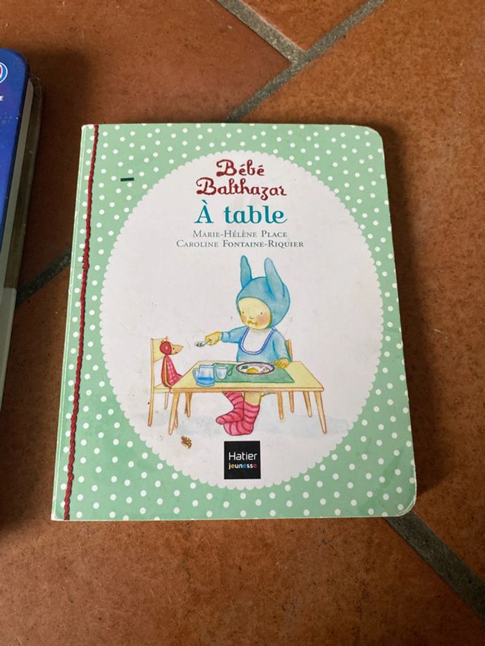 Bébé balthazar a table et petit sapin de Noël - photo numéro 2