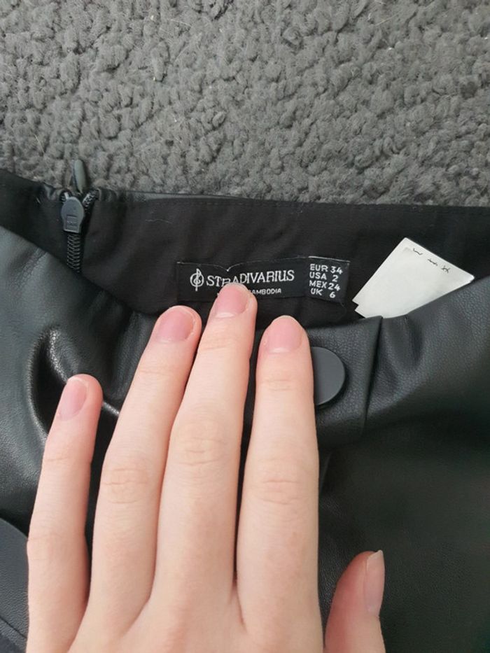 Jupe short en simili cuir noir - photo numéro 4