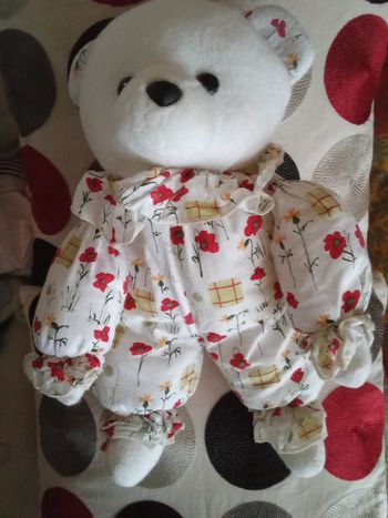 Doudou ours blanc Minouche vintage tissu blanc  imprimé de fleurs coquelicots rouges et des fleurs jaunes nez noir yeux dur noir