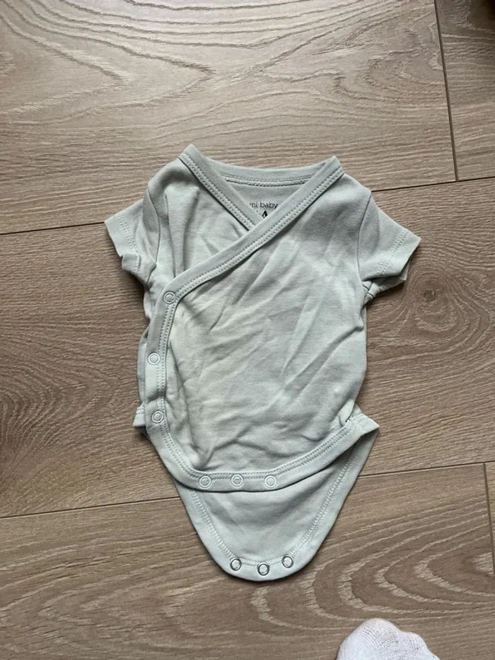 Lot bodys c&a 0/1mois - photo numéro 6