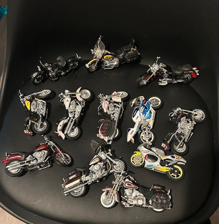 Lot de 12 motos
