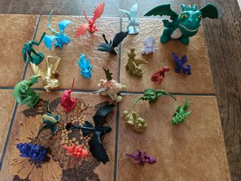 Lot figurines dragons et divers.