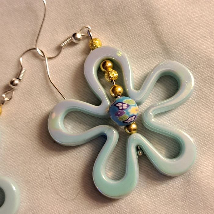 Boucles d'oreilles pendante fleurs bleu et doré - photo numéro 5