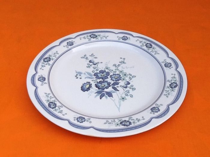 6 Assiettes plates / 1 Plat de service (plastique)  Décor floral  Assiette plate (plastique) - photo numéro 8