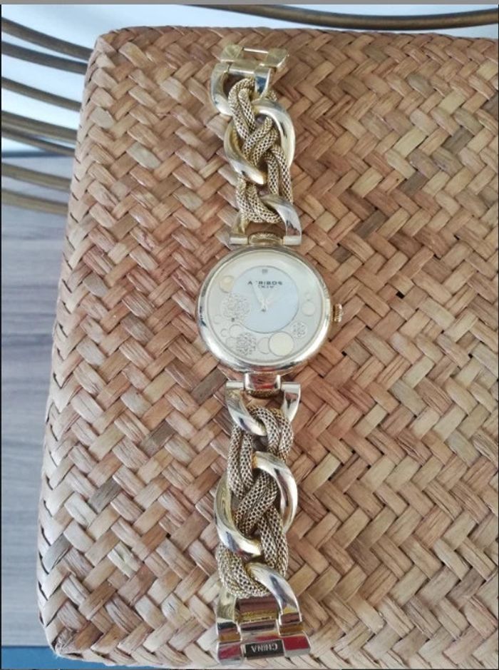 Montre dorée Akribos