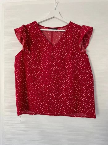 Haut blouse rouge pois blancs décolleté col V manches courtes à volants