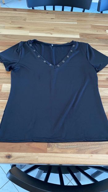 T-shirt noir col V