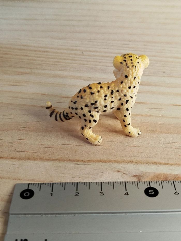 Figurine jeune guépard animal de la savane - photo numéro 4