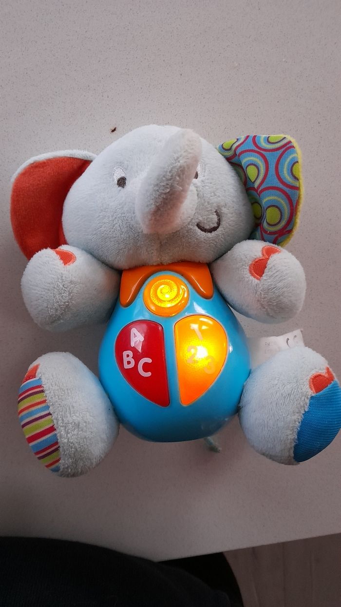 Éléphant musical et lumineux - photo numéro 2