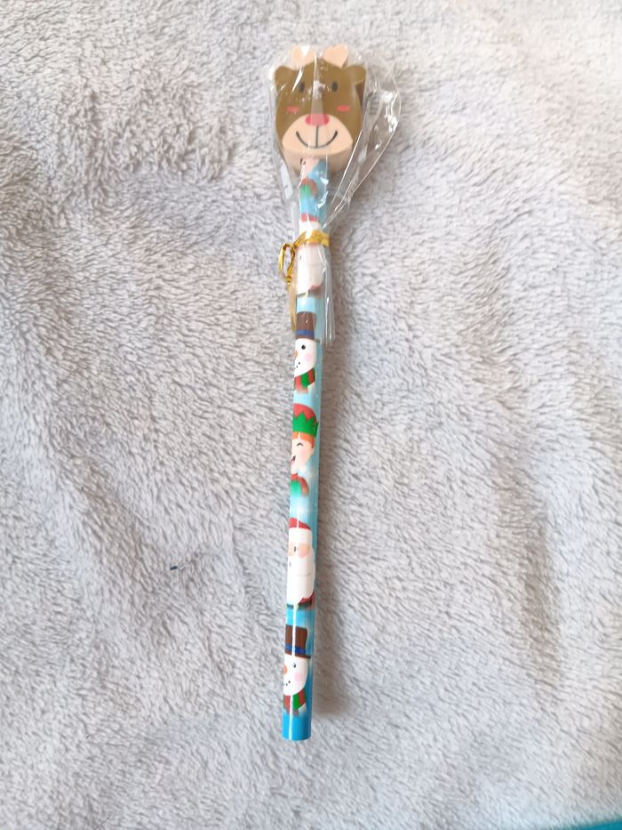 Crayons de bois et gomme renne noel